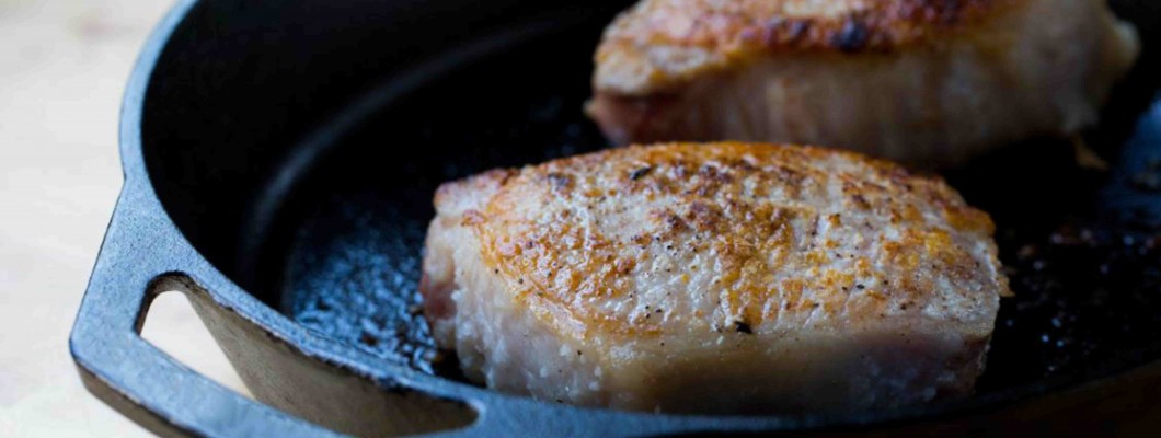 Côtelettes de porc épaisses avec sel et poivre​​​​​​