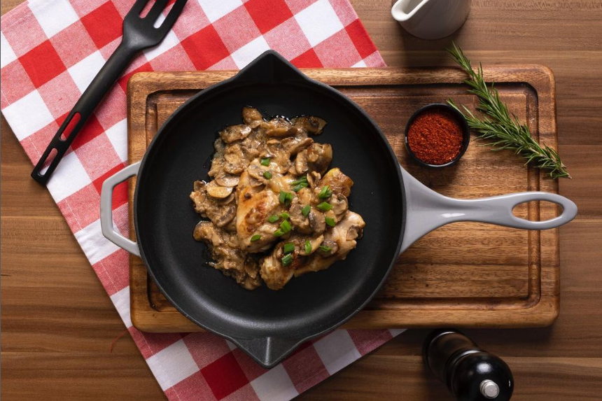 cotelettes-avec-champignons-dans-une-poêle-en-fonte