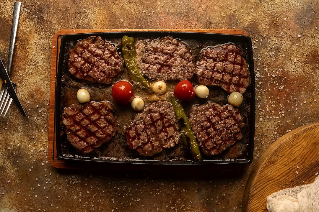 viande-de-bœuf-juteuse-avec-oignons-caramélisés-et-légumes